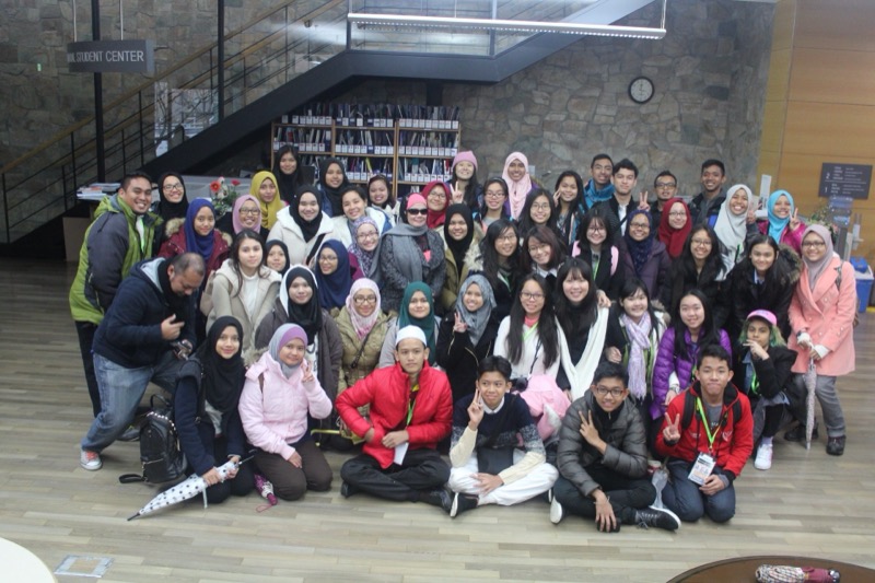 International students studying together at a Korean school